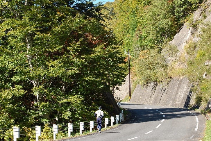 ウルトラ１００ｋｍマラソン最難関の最終の坂道にて、果てしない自分との戦いに挑み、苦しみを乗り越え、美しく光り輝く選手の姿。(２０１６年１０月１５日）