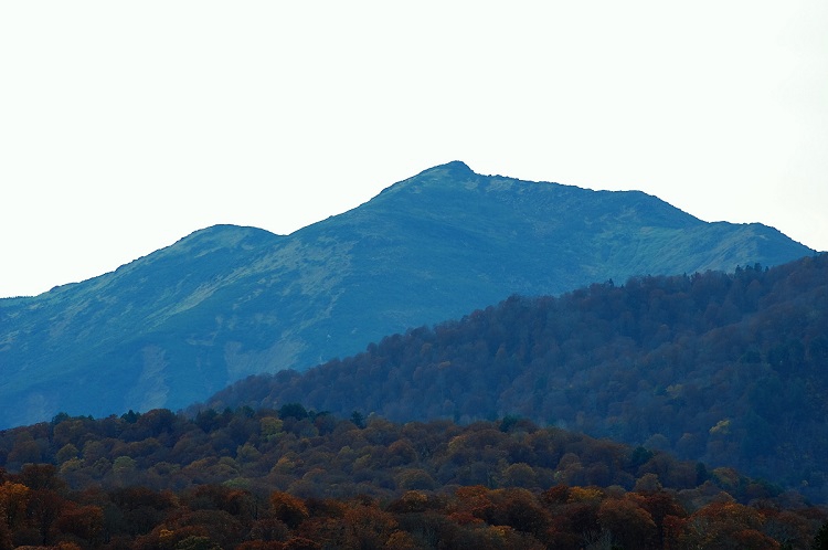 尾瀬御池登山口から小沢平間の標高約１４００ｍ地点より望む、尾瀬ヶ原のシンボル　１００名山・名峰　至仏山（標高２２２８ｍ）