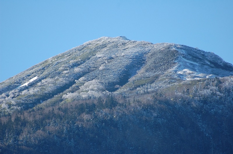 御池登山口から小沢平間の標高約１５００ｍ地点より、燧ケ岳・爼嵓の雪景色を望む(２０１６年１１月５日・AM９時３０分頃））