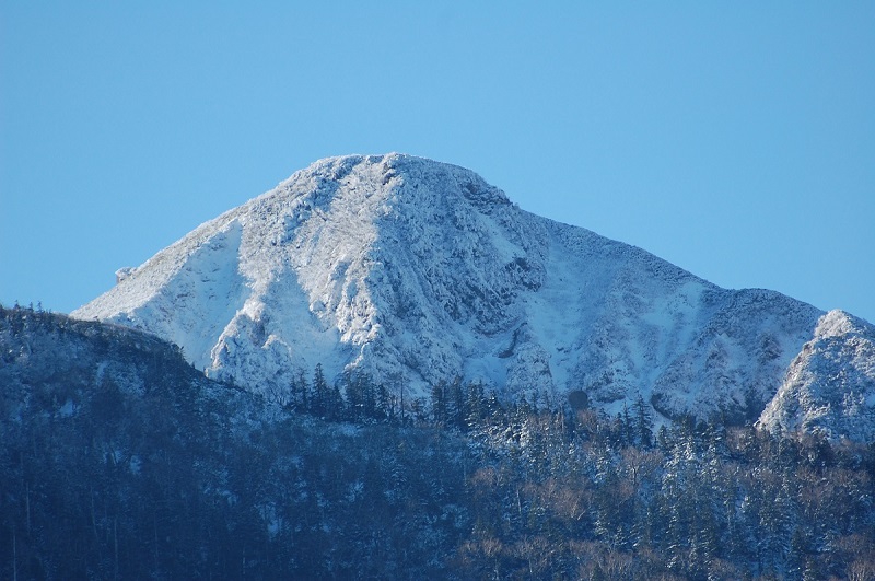 御池登山口から小沢平間の標高約１５００ｍ地点より、東北以北の最高峰　燧ケ岳・柴安嵓の雪景色を望む(２０１６年１１月５日・AM９時３０分頃））