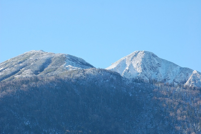 御池登山口から小沢平間の標高約１５００ｍ地点より、東北以北の最高峰燧ケ岳の雪景色を望む(２０１６年１１月５日・AM９時３０分頃）