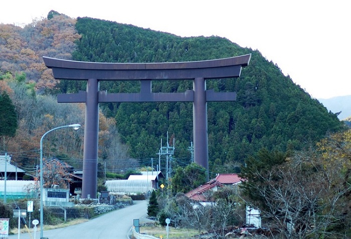 古峰ヶ原・古峰神社手前６㎞ほどの場所にある高さ24.622mの大鳥居。