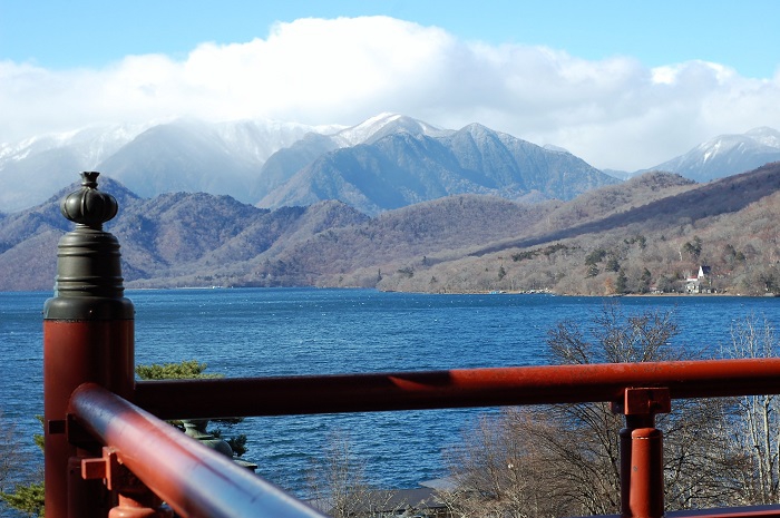 日光山中禅寺より中禅寺湖と晩秋から初冬の山々を望む。