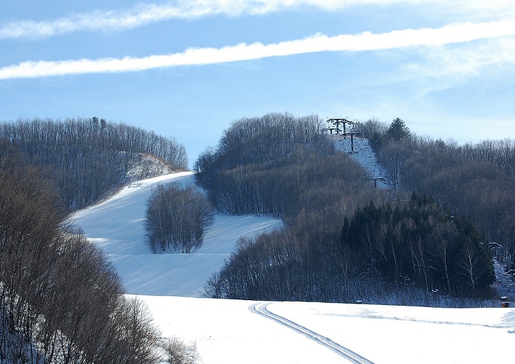 檜枝岐村から、１０㎞ほど下ったところに、今でもスキーヤーオンリーという日本国内でも珍しい、会津高原・高畑スキー場というスキー場があります。