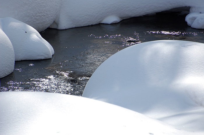 男性浴室より見る桧枝岐川渓谷の雪景色　(２０１７年１月２０日）。
絶えず流れ続ける清流の流れは、常に新たな流れであり、決して元の水ではなく、過去に戻ることはできない、時の流れと同じく思えるのは、不思議なものである。