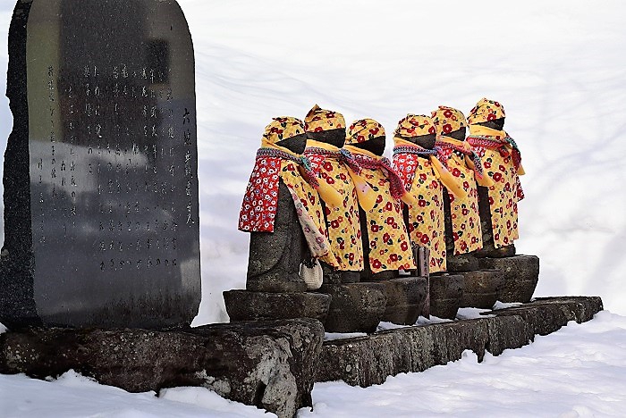 どんなに厳しい風雪の日々が続こうとも、村民の心により守り続けられている六地蔵。