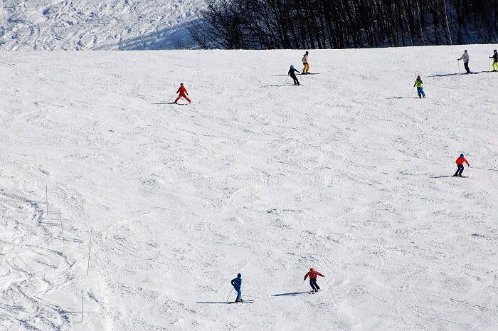広々としたコース幅と、適度なコース斜度により、基礎的な練習には最適で人気の高畑スキー場・猪谷ゲレンデ。ブルーコース山頂やスーパーブラックコースからのノンストップスキーイングは最高です。