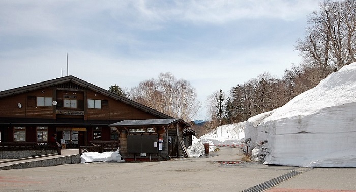 尾瀬沼山峠へと続く道路も５月１９日(金）の尾瀬山開きとともに、シャトルバスが開通いたします。シャトルバスから望む、尾瀬ブナ平の景観は、美しく雄大で、心洗われるものがあります。