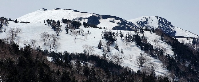 尾瀬御池登山口・国道上から望む標高２３５６ｍ　残雪の燧ケ岳・爼嵓と、柴安嵓