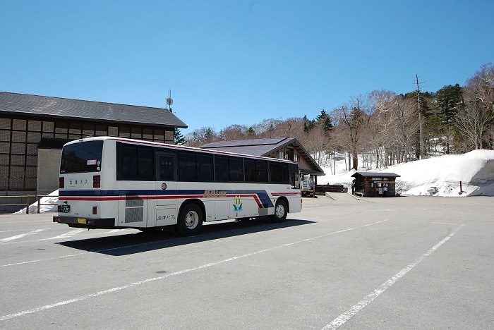 尾瀬御池登山口でのシャトルバスの運行が開始されました。水芭蕉の美しい群生が広がる大江湿原や、尾瀬沼まで、バスを下車していただいてから、尾瀬沼山峠登山口から、徒歩にて約４５分～１時間です。