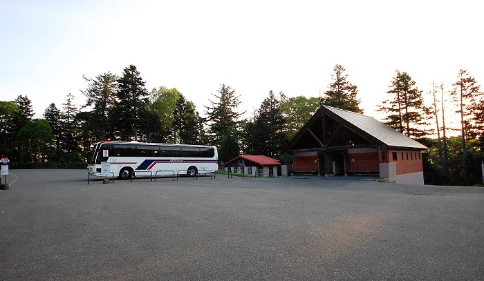 夜明けの尾瀬沼山峠登山口・シャトルバス乗り場の様子です。。シャトルバスは、尾瀬御池登山口始発・早朝４時３０分より運行しております（８月１５日まで）。８月１６日からシーズン終了までは、早朝５時３０分からの運行となります。