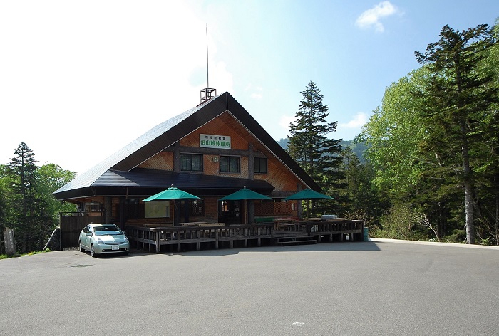 美しい針葉樹林帯の中に位置している尾瀬沼山峠登山口休憩所。売店やトイレもありますので、ご利用ください。ここから、檜枝岐村・七入までの登山道（沼田街道　登り約３時間・下り約２時間）も整備されております。