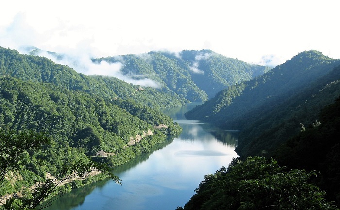 雄大な大自然の景観が続く奥只見湖(銀山湖）を望みながら、国道３５２号線は新潟県と福島県の神秘的な大自然をつないでおります。