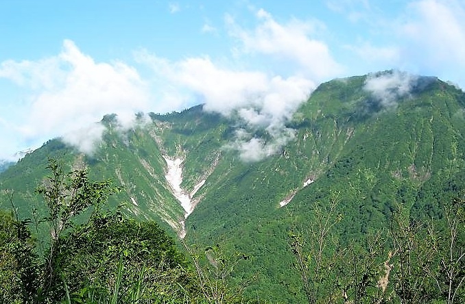 国道３５２号線より望む、越後・荒沢岳（標高１９６９ｍ）の万年雪の様子です。