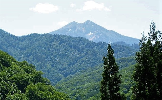 国道３５２号線・尾瀬口船着き場近くの国道沿いから望む、尾瀬のシンボル・燧ケ岳（標高２３５６ｍ）の様子です。