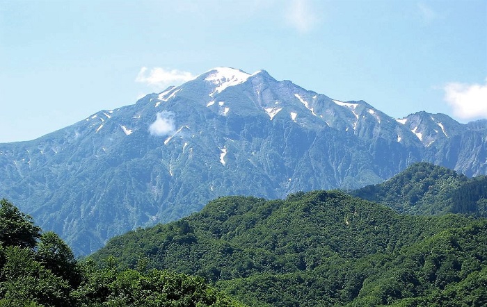 奥只見シルバーライン方面へ向かいますと、しばらくして、右手に越後駒ケ岳（標高２００２．７ｍ）の美しい雄大な景観が見えてまいります。