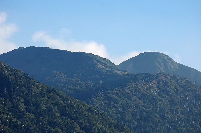 燧ケ岳（標高２３５６ｍ）のほぼ北の方角から爼倉と柴安蔵を望む光景です(２０１７年８月２７日）。