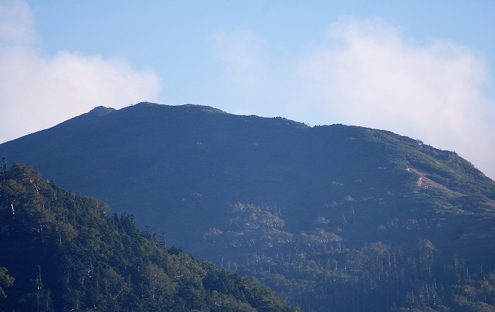 燧ケ岳（標高２３５６ｍ）のほぼ北の方角から爼倉を望む光景です(２０１７年８月２７日）。写真の左端のあたりが尾瀬御池登山口からの登山ルートになります。