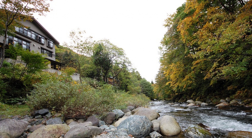 曇りの日の撮影でしたが、日ごとに紅葉の彩に移り変わってゆく、桧枝岐川渓谷の深い渓谷の紅葉が鮮やかさを増して行く中で、落ち葉流れる透き通る檜枝岐川の流れは本当に綺麗で美しく、標高１０００ｍ近い深山の渓谷の姿からは、季節ごとに移り変わる四季折々の自然の姿が見られます。