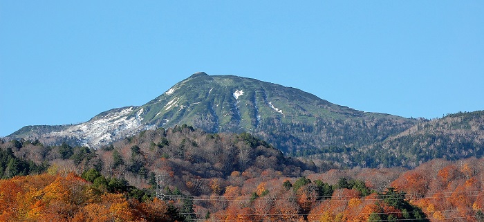 ２０１７年１０月２６日（木）・七入りのモニュメントより望む燧ケ岳（標高２３５６ｍ）。この日、５合目あたりから上の雪景色が、もっともよく見えた１日でした。