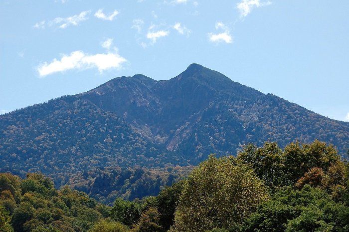 小沢平開墾地より望む尾瀬のシンボル・燧ケ岳（標高２３５６ｍ）。燧ケ岳はどの角度から望んでも雄大で本当に美しいものですが、私個人的には、幼少の頃から小沢平開墾地より見ておりましたこともあり、小沢平開墾地から望む燧ケ岳の姿が一番かっこいいように思います（２０１７年１０月８日）。