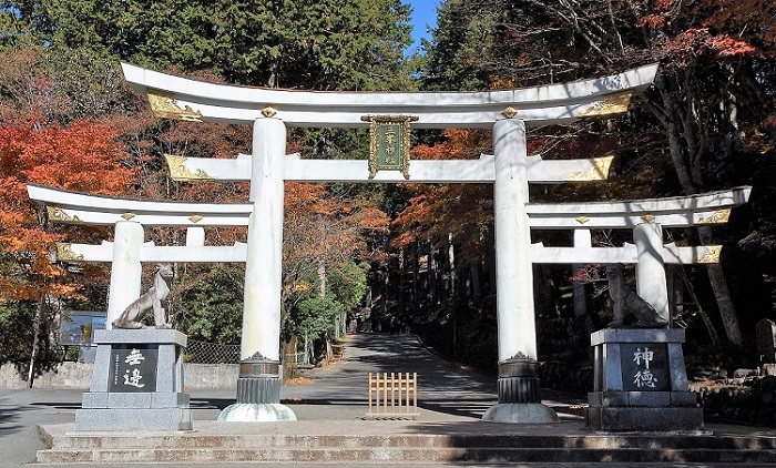 紅葉がとても美しい時期でもあり、多くの人々が参拝に訪れておられた三峯神社。入り口の白い鳥居の雰囲気だけでも、三峯神社の凄さが伝わってくるようです。