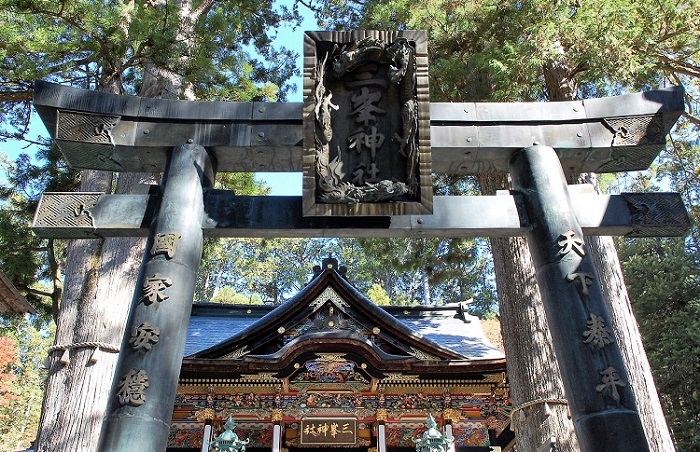 三峯神社の清らかな神秘的な森林内には、樹齢１０００年にも及ぶ老杉などもあり、初めて訪れましたが、神社の境内を歩いているだけでも心が清められるほどの清らかな神域です。