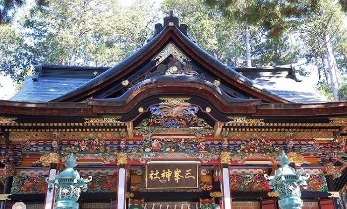 奥秩父の深山霊峰の美しき大自然の中に存在する、尊崇の神域・三峯神社の光り輝く拝殿の様子です。地図上で予想していたよりもはるかに険しい深山にあり、三峯神社の、とても言葉などでは言い表すことなどできないほどの歴史や存在の大きさに、ただ驚くとともに、素晴らしい神域の中で、自分を見つめ、心を洗い清めることができました。