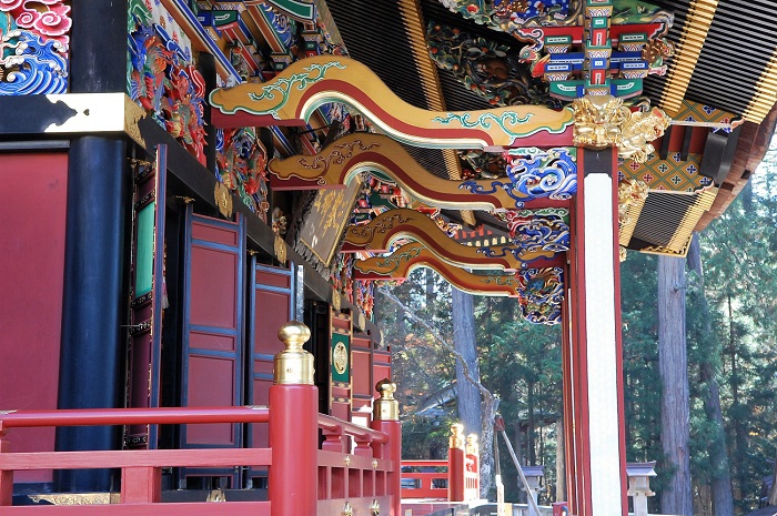 奥秩父の深山霊峰の美しき大自然の中に存在する、尊崇の神域・三峯神社の光り輝く拝殿を横から見た様子です。ただその崇高な美しさに驚くばかりです。これだけの素晴らしい神域の中で、自分を見つめ、心を洗い清めることができ、本当に心から有難く思うとともに、この誓いを一生涯、決して忘れずに生きてゆこうと思います。