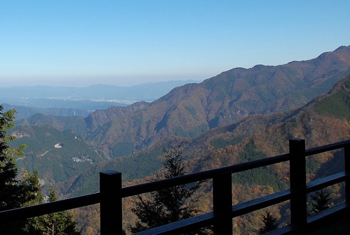 奥秩父の険しい山々を望み、遠くには日光連山も望むことができるという崇高の神域・遥拝殿。三峯神社の奥宮も望むことができ、奥宮を正面に望みながら、ひたすらにお祈りをささげておられた白装束の人々もおられました。ここに立ち、自分を見つめているだけでも心が洗われ、清められていくように感じました。