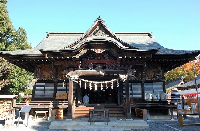 三峯神社参拝の日の早朝に、秩父市内にある、由緒深い、美しく清らかな、秩父神社を訪れ参拝いたしました。崇高の素晴らしい歴史の重みを感じる境内には、心洗われるものがありました。