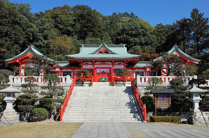 以前から訪れてみたいと思っていた足利織姫神社に三峯神社を参拝した次の日に訪れ参拝いたしました。朱塗りの殿堂は美しく光り輝き、その美しき殿堂を望んでいるだけでもまさに心洗われ、心清められる素晴らしい神域でした。