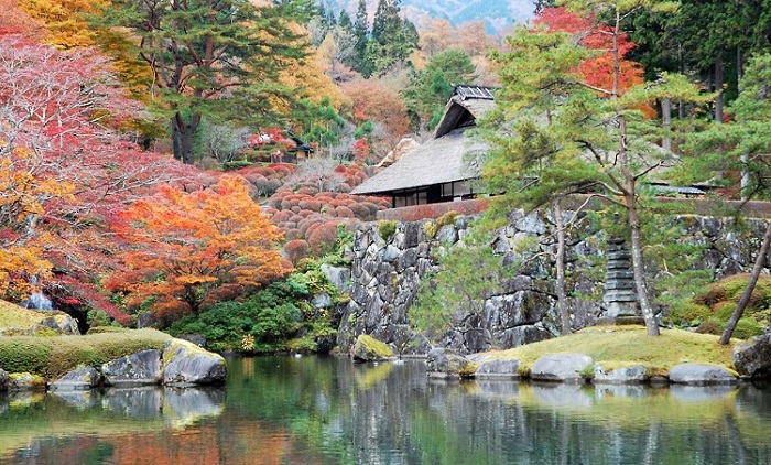 今年も、古峯神社の境内にある、小峯園を訪れて散策しました。広く大きな日本庭園からは、秋のモミジなどの紅葉が、マツなどの針葉樹林の中で、本当に美しく綺麗でした。いつ見ても、石積みや、大きな石の配置など、見事な日本庭園です。紅葉の時期で、訪れる人々も多く賑わっていましたが、ぜひまた訪れてみたい名園です。