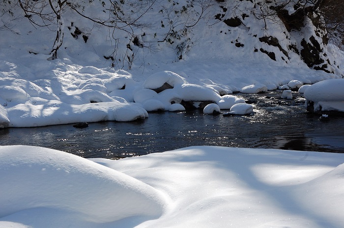 光り輝く白銀の雪景色へ移り変わる、清流桧枝岐川渓谷。雪景色の中で水面が朝日の光を浴びて光り輝く姿は自分でも本当に美しいと思います。