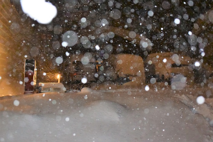 断続的に降り続く雪。１月３日、午前５時５０分頃の尾瀬野駐車場の様子を雪かきの最中に撮影しました。すでに、ロータリー除雪機が埋まるくらい積もり始めておりました。この１月３日から１月４日にかけて、２４時間積雪量日本一を記録しました。