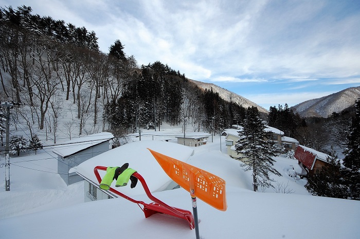 尾瀬野の屋根の上から真冬の会津駒ケ岳・滝沢登山口方面を望む（平成３０年１月５日・この冬３回目の屋根の雪下ろしにて）。