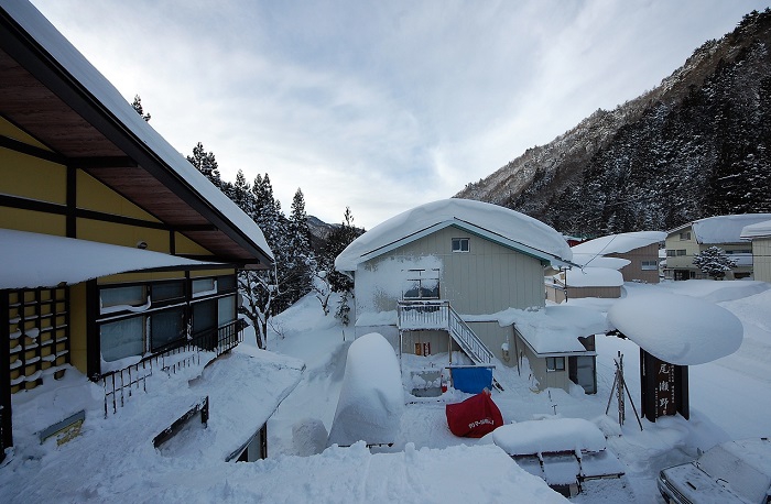 尾瀬野、玄関の屋根の上から尾瀬の方角を望む。看板の上の雪を見ても、積雪はかなりの量です（平成３０年１月５日）。