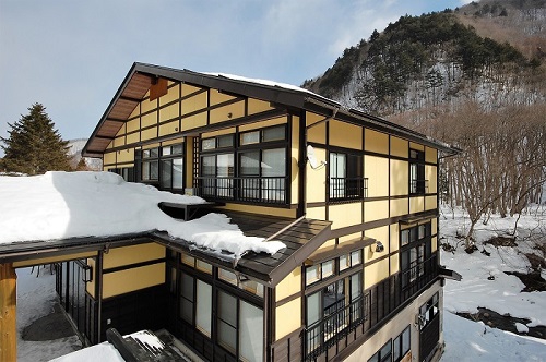 雨や晴天の天候で屋根の雪もほとんど解けて雪解けが進みました（平成３０年１月２１日）。