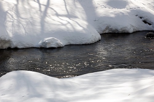 尾瀬野より白銀の雪景色の中で太陽の光を浴びて光り輝く清流・檜枝岐川の水面を望む(平成30年1月21日）。