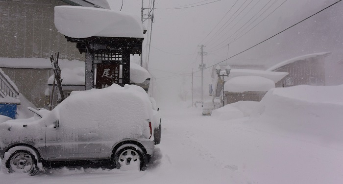 １月２３日頃から再び降り始めた雪。２０１８年１月２６日(金）朝８時頃。朝の除雪作業を終えて。尾瀬野の看板と檜枝岐村村内を望む。