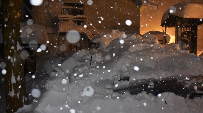 ２日間雪を降ろしていなかった駐車場の乗用車はほぼ雪に埋まってしまいました。２０１８年１月２６日(金）AM６時２０分頃。