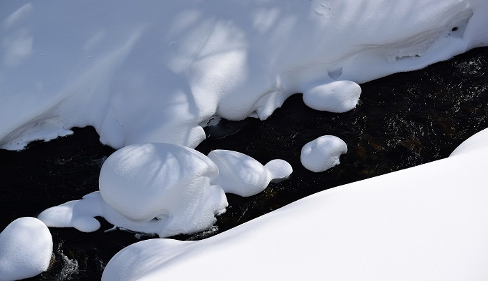 久しぶりの晴天となった２０１８年１月２９日(月）、尾瀬野の屋根の雪下ろしにて、屋根の上から桧枝岐川渓谷の白銀の雪景色と光り輝く川の流れを望む。