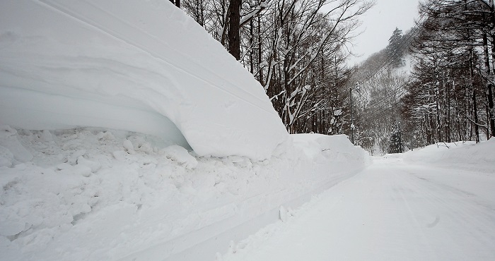 強い横風や、積雪量で記憶に残る冬の奥会津の豪雪地区・中一里(画像は小豆温泉の下約１㎞地点）。