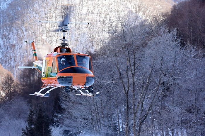 晴天の中、各山小屋さんに分かれて、檜枝岐村のスキー場からヘリコプターにより尾瀬ヶ原へ向かいました。