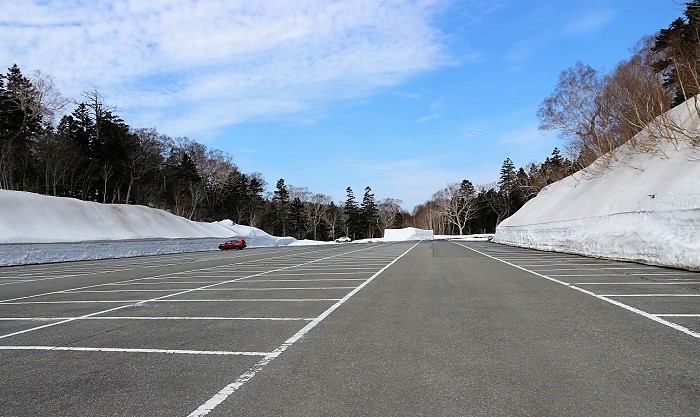 平年並みか幾分少なく見える尾瀬御池登山口駐車場の残雪の様子です（２０１８年４月２３日午前９：００頃）。
