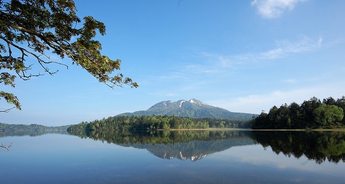 神秘的な尾瀬沼から東北以北の最高峰・燧ケ岳(標高２３５６ｍ）と美しい水面に映る逆さ燧を望む様子です（２０１７年６月２３）。