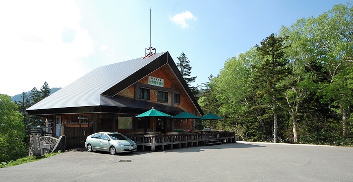 福島県側の尾瀬沼や尾瀬ヶ原への玄関口である、尾瀬沼山峠登山口には売店や休憩所、トイレも併設されております。画像は、ダケカンバの新緑やアオモリトドマツ(オオシラビソ）などの針葉樹林に包まれた沼山峠休憩所の様子です(６月）。