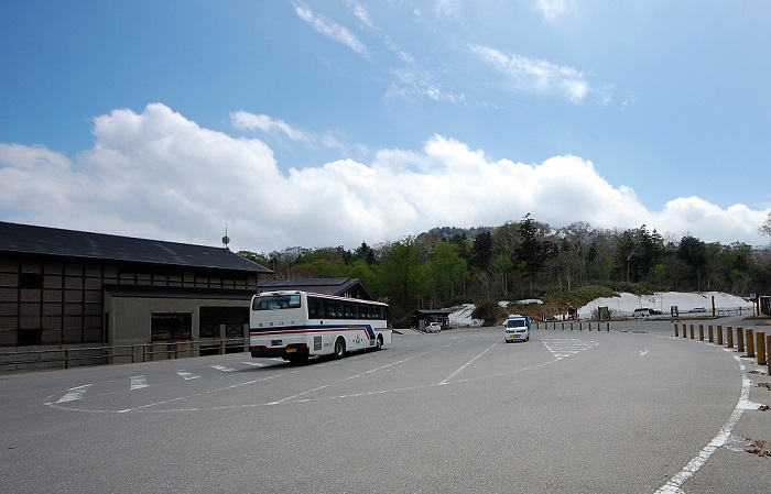 尾瀬御池登山口から尾瀬沼山峠登山口までのシャトルバスの運行が本日５月１９日(土）より開始されます。画像は尾瀬御池登山口のシャトルバス乗り場になります。
