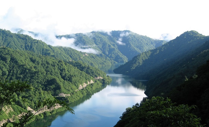 山また山の深山霊峰の地を抜ける国道３５２号線は檜枝岐村～新潟県魚沼市銀山平間をつないでおり、福島県と新潟県を結ぶ重要な国道です。