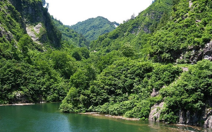 山また山の中ノ岐地区の神秘的な奥只見湖の水面の奥に、名峰・平ヶ岳方面を望む。